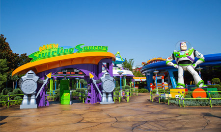 Make sure to snap a picture with Buzz in front of Alien Swirling Saucers in Toy Story Land (Photo: Walt Disney World News)